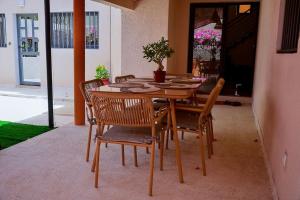 Un patio sau altă zonă în aer liber la La Villa Kinkéliba, meublée et équipée