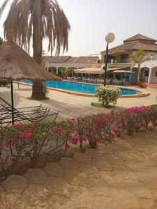 Piscina de la sau aproape de La Villa Kinkéliba, meublée et équipée