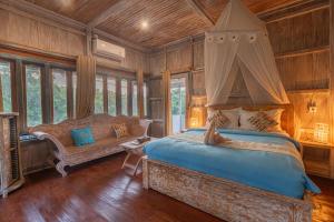 - une chambre avec un lit, un canapé et des fenêtres dans l'établissement Golden Hill Cottage Nusa Penida, à Nusa Penida 66 autres photos