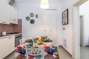 une cuisine avec une table et des chaises dans une pièce dans l'établissement La Casa Bianca, à Ostuni 22 autres photos