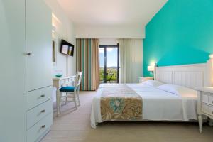 Posteľ alebo postele v izbe v ubytovaní Alonia Villa, Refined Living with 50m2 Private Pool, By ThinkVilla