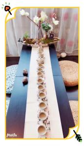 una mesa con guijarros y una fila de rocas en ella en Langley 半地下室独立出入温馨卧房-桐花草堂 en Langley