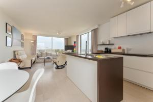 Η κουζίνα ή μικρή κουζίνα στο Penthouse app aan zee met uniek dakterras - 5p +17 φωτογραφίες