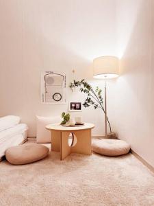 Swoonstay Netflix Free Coffee的休息区