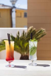 zwei Cocktails auf einem Tisch in der Unterkunft Hotel Monaco in Caorle