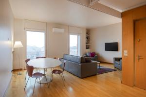 sala de estar con mesa y sofá en Hotel Verona, en Verona