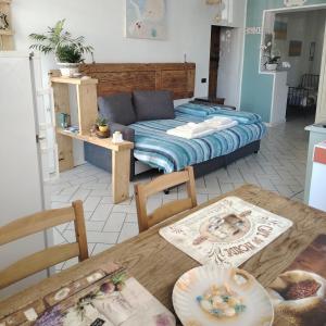 a living room with a table and a bed at In Piazzetta - Cernobbio in Cernobbio