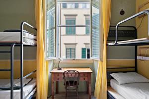 uma pequena secretária num quarto com uma janela em Ostello Bello Firenze em Florença