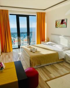 Postel nebo postele na pokoji v ubytování Sea view apartments Orbi Beach Tower красивые виды с балконов
