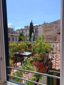 een balkon met een tafel en potplanten bij Locanda Della Musica in Florence