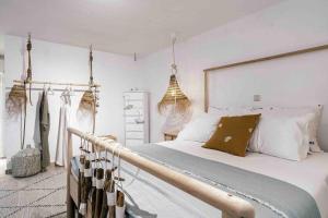 una camera da letto con un letto grande con struttura in legno di Stylish Pool Villa Konstantinidis Complex a Hanioti Altre 42 foto