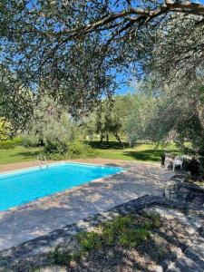 una piscina in mezzo a un cortile di Stylish Pool Villa Konstantinidis Complex a Hanioti