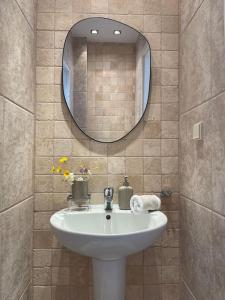un bagno con lavandino e specchio di Stylish Pool Villa Konstantinidis Complex a Hanioti