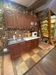 Kuchyň nebo kuchyňský kout v ubytování Guest house ''Stropiki'' with Sauna and hot Tub