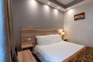 A bed or beds in a room at Hotel Rome Love- close to Roma Termini