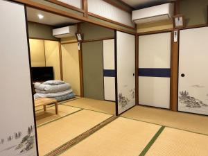 um quarto com portas de correr e uma cama em SABOJI - Vacation STAY 34252v em Takamori