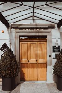 キュスナハトにあるSeehotel Sonneの木製の扉