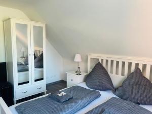 sypialnia z łóżkiem i dużym lustrem w obiekcie Das Boitzer w mieście Walsrode