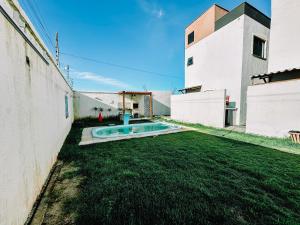 a yard with a swimming pool in the middle of a building at Casa Amar Cumbuco in Cumbuco