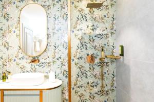 bagno con lavandino e specchio di Hotel Foisorul cu Flori a Sinaia