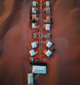 eine Luftansicht eines Docks in einem Wasserkörper in der Unterkunft Opulent Sahara Camp in Merzouga