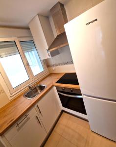 Dapur atau dapur kecil di Apatamento Playa Catedrales con Terraza & Parking I