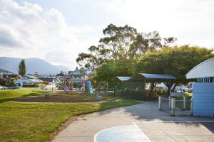 un parque con parque infantil en Apartment in the Heart of Sandy Bay, en Sandy Bay