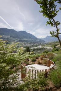 eine Bank auf einem Hügel mit Aussicht in der Unterkunft Feel good Resort Johannis in Dorf Tirol