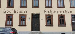 Pension Hochheimer Schlösschen في إرفورت: مبنى فيه باب وبعض النوافذ