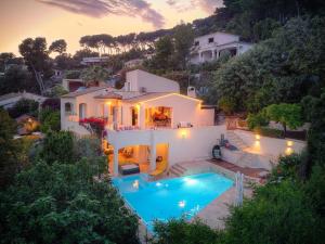 Villa mit Pool am Abend in der Unterkunft FRGK " Villa de rêve avec vue mer sur le Cap d Antibes " in Vallauris