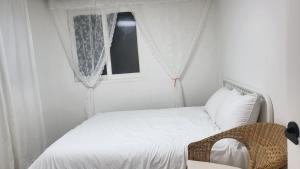 Postel nebo postele na pokoji v ubytování New, Private, 3 rooms, Hongdae, 6 Persons