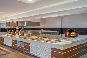 Kuchyň nebo kuchyňský kout v ubytování Green Max Hotel