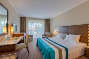 Postel nebo postele na pokoji v ubytování Green Max Hotel