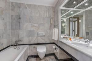 Koupelna v ubytování Green Max Hotel