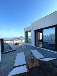 Rõdu või terrass majutusasutuses Poseidon Beach Hotel