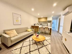 a living room with a couch and a table at Nice 3 bedrooms Townhouse U5 in Hamilton