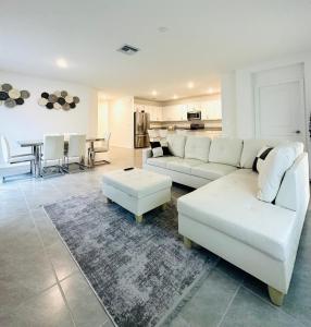 Beautiful Brand new 3bedroom home في بورت سانت لوسي: غرفة معيشة مع كنب ابيض وطاولة