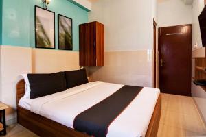 Postel nebo postele na pokoji v ubytování Super Hotel O New KOLKATA HOTEL