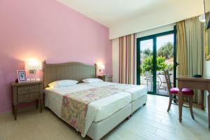 Posteľ alebo postele v izbe v ubytovaní Alonia Villa, Refined Living with 50m2 Private Pool, By ThinkVilla