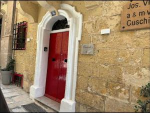 Framhlið eða inngangur Vincenti's Nest in Valletta