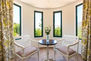Posedenie v ubytovaní Alonia Villa, Refined Living with 50m2 Private Pool, By ThinkVilla