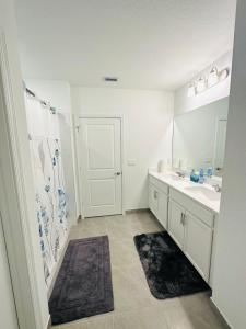Beautiful Brand new 3bedroom home في بورت سانت لوسي: حمام أبيض مع حوض ودش