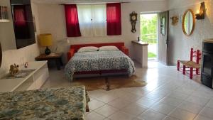 Temossi的住宿－Residence Ai Laghi，一间卧室配有红色窗帘的床和一间浴室