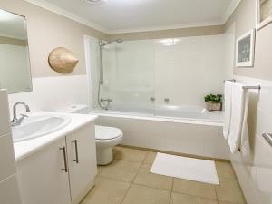 Ванная комната в Beach Stays Apartment