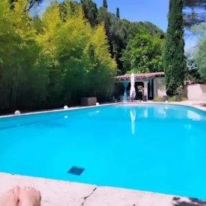 ein Pool vor einem Haus in der Unterkunft La Bastide des Pins in Castillon-du-Gard