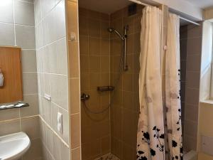 Koupelna v ubytování WG-Hostel + 15 fotografií