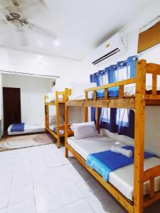 宿务Best Inn Lahug的客房设有三张双层床和天花板。 更多37张照片