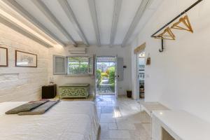 1 dormitorio con 1 cama grande en una habitación en BioMasseria Santa Lucia en Alessano