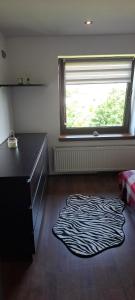 Pokój z biurkiem i oknem z dywanem w obiekcie Apartament Lena w mieście Gdynia
