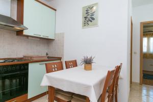 Kuchyňa alebo kuchynka v ubytovaní Apartments and rooms by the sea Brela, Makarska - 2752